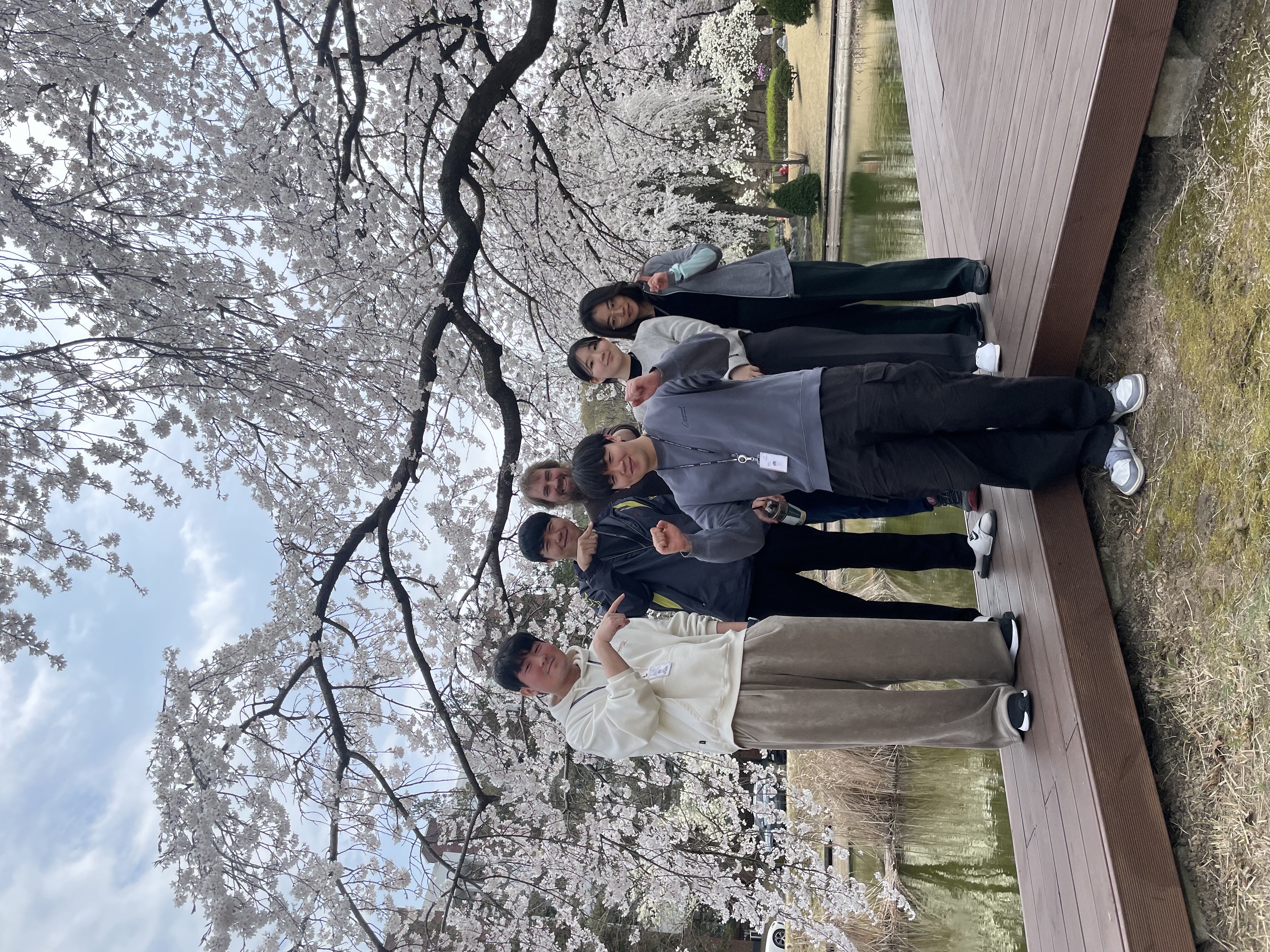 At the KIST pond with cherry blossoms (2024.04)